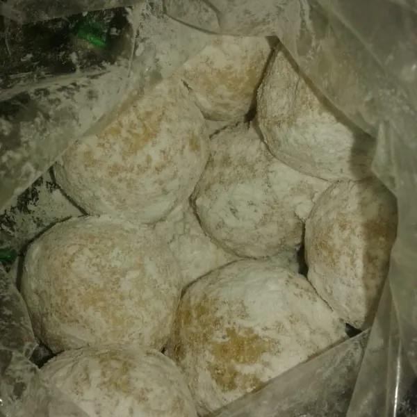Siapkan kantung plastik ukuran sedang yang berisi gula halus. Masukkan bulatan yang sudah digoreng tadi. Kemudian kocok kocok di dalam plastik sampai semua terbalut gula halus. Keluarkan. Siap disajikan
