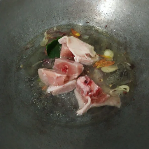 Kemudian masukkan ayam tambahkan air secukupnya masak sampai mendidih.