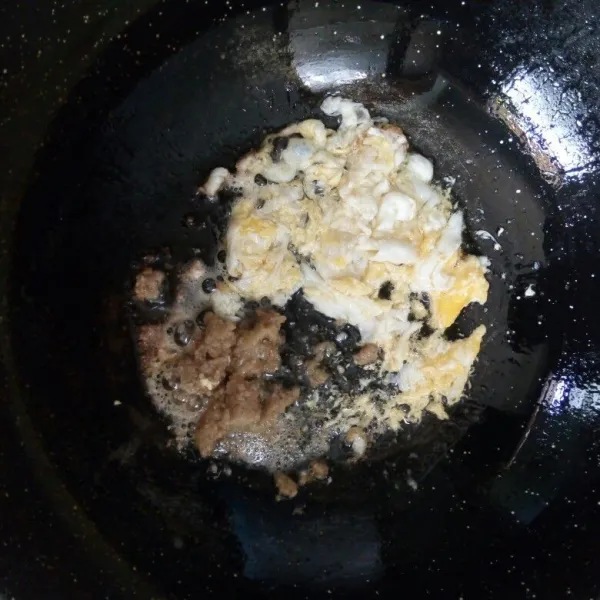 Panaskan minyak, masak telur, buat orak arik, sisihkan di tepi wajan, lalu masukkan bumbu halus. Tumis hingga matang. Lalu aduk rata dengan telur