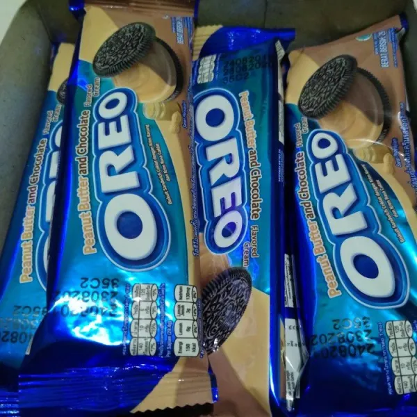 Hancurkan oreo sampai halus.