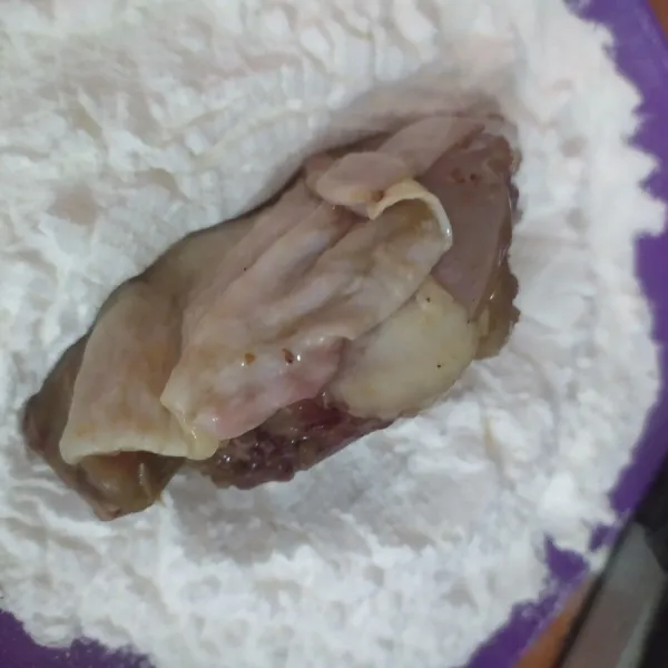 Tambahkan putih telur yang sudah di kocok ke dalam ayam, gulingkan di atas campuran tepung terigu dan maizena