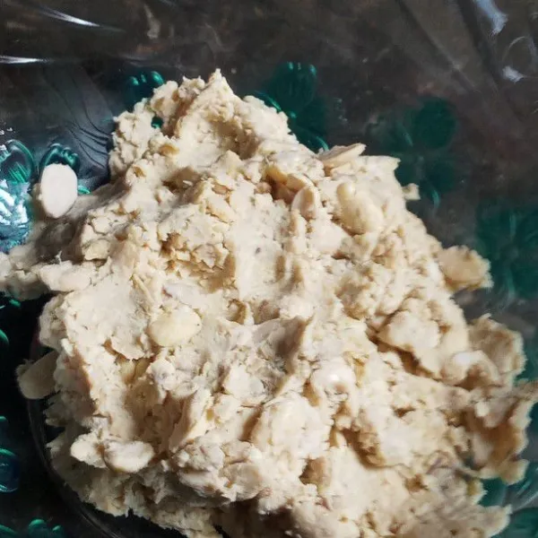 Siapkan wadah dan halus kan tempe yang sudah dikukus masukkan telor garam dan lada