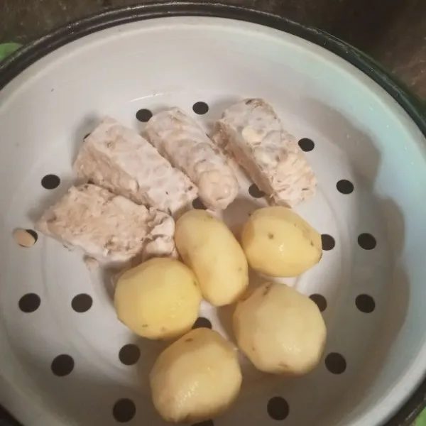 Tempe dipotong jadi beberapa bagian lalu dikukus sampai matang