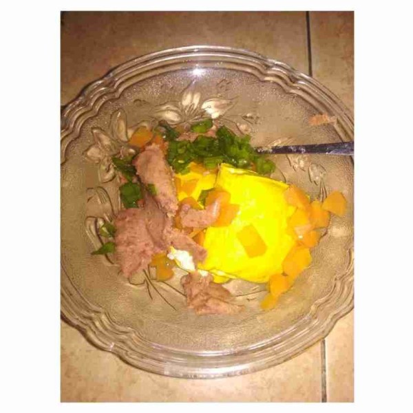 Masukkan tahu, kornet, wortel, dan dan bawang yang telah dipotong ke dalam wadah.
