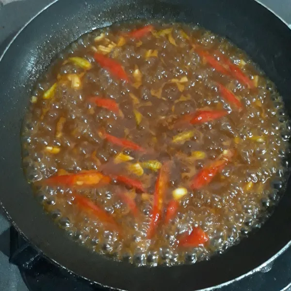 Tambahkan air, saus tiram, saus sambal, saus tomat, garam dan merica, masak sampai air menyusut