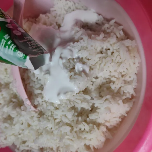 Selanjutnya, tuang nasi dalam mangkuk, tambahkan garam dan santan, aduk hingga rata
