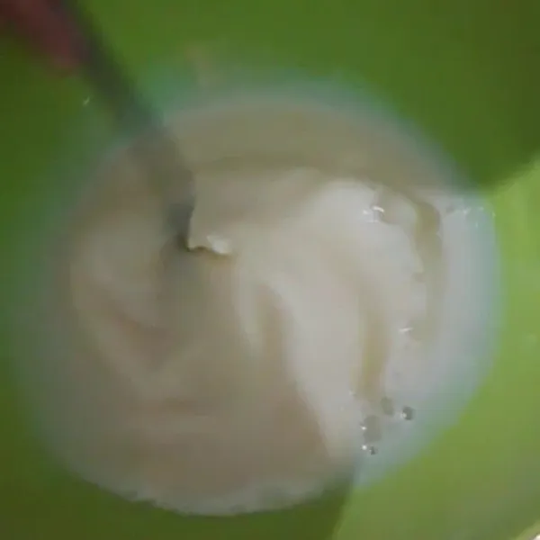Untuk bahan isian, masukkan telur dan susu lalu aduk. Kemudian tambahkan  gula, air,dan maizena.