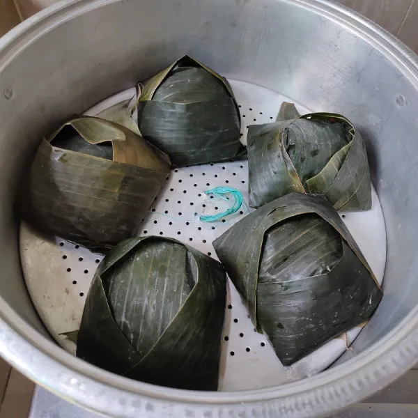 Panaskan panci kukusan, lalu kukus nasi selama 20 menit. Angkat