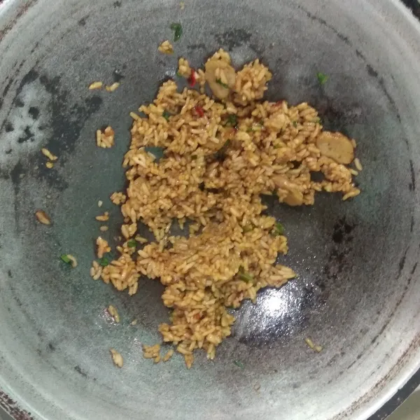 Masukkan kecap manis, saus tiram, kaldu bubuk, dan seledri, koreksi rasa, jika rasa sudah pas matikan api