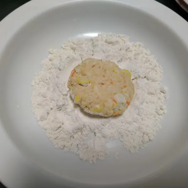 Lalu balur dengan tepung terigu