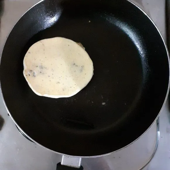 Panggang adonan pancake. Jika sudah mengembang dan berwarna kecoklatan, balik adonan.