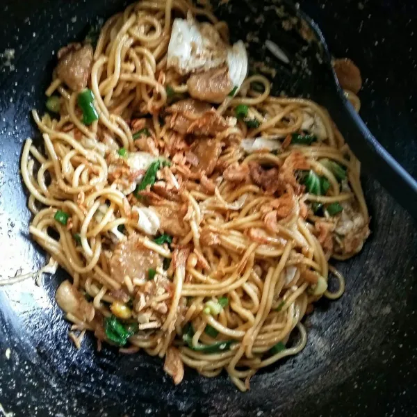Masak hingga dirasa semua cukup matang dan rasa sudah pas. Matikan kompor. Lalu beri taburan bawang goreng