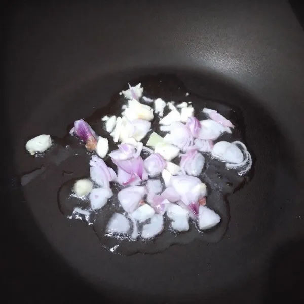 Tumis bawang merah dan bawang putih hingga harum