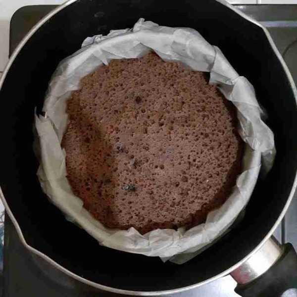 Panaskan teflon terlebih dahulu, masukkan loyangnya dan panggang selama kurang lebih 30 menit sampai matang. Angkat.