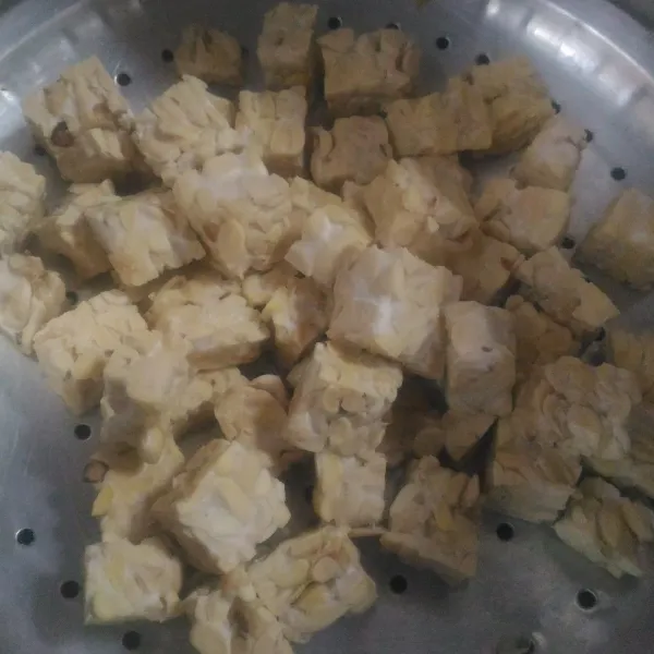 Potong-potong tempe, lalu kukus sampai matang
