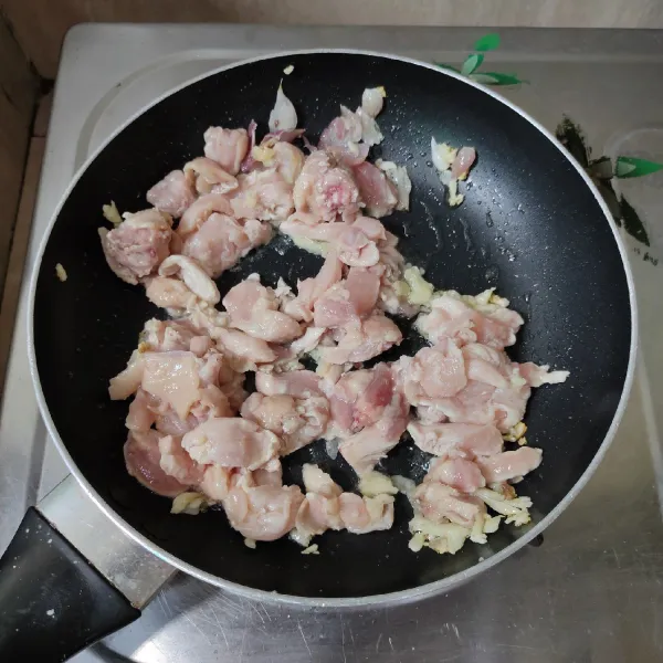 Untuk membuat ayam teriyaki, panaskan minyak, tumis bawang merah bawang putih hingga harum, masukkan ayam, aduk rata