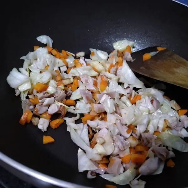 Lalu masukkan kol dan daging. Aduk kembali