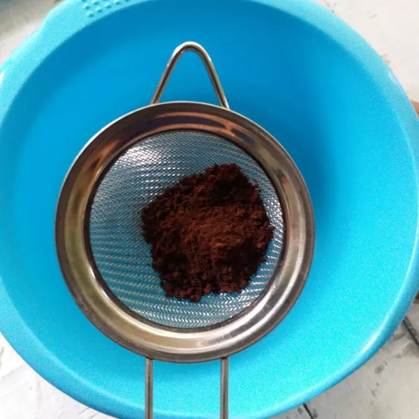 saring kopi supaya mudah larut