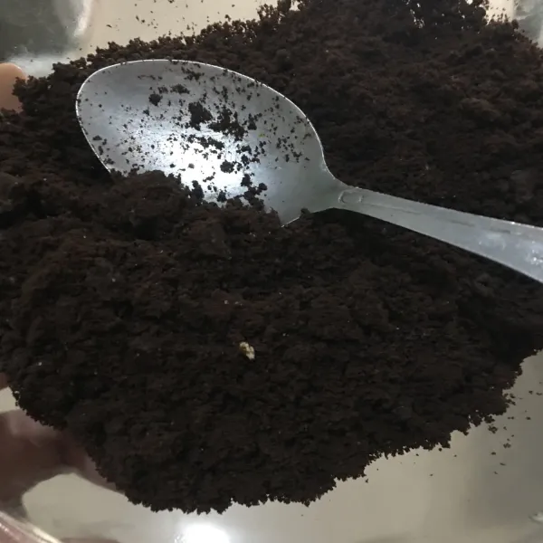 Hancurkan Oreo yang sudah dipisah dari krimnya.