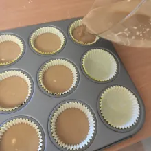Jika sudah tercampur rata, masukkan ke dalam cetakan cupcake.