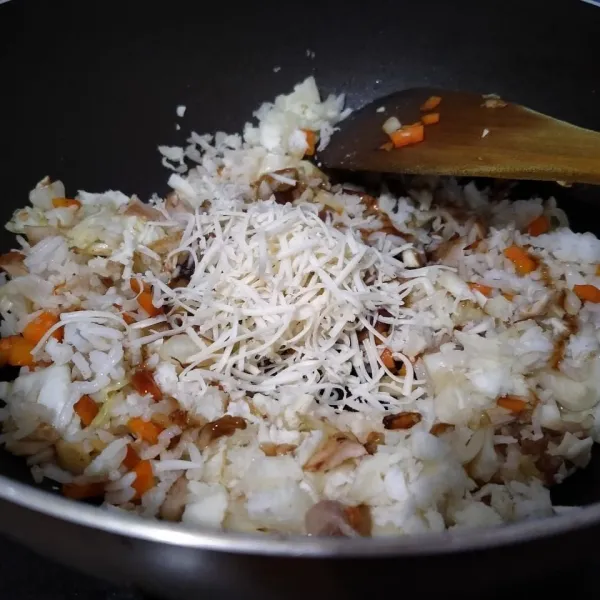 Beri garam, saos teriyaki, kaldu jamur, saos tomat, dan merica bubuk. Aduk rata. Tes rasa. Setelah bumbu meresap dan matang, angkat