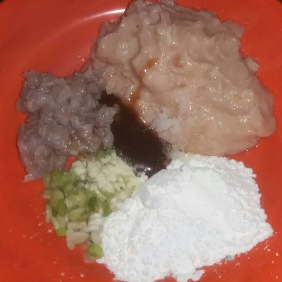 Lalu campur udang bersama daging ayam, tepung maizena, daun bawang, saus tiram, garam, gula dan kaldu bubuk