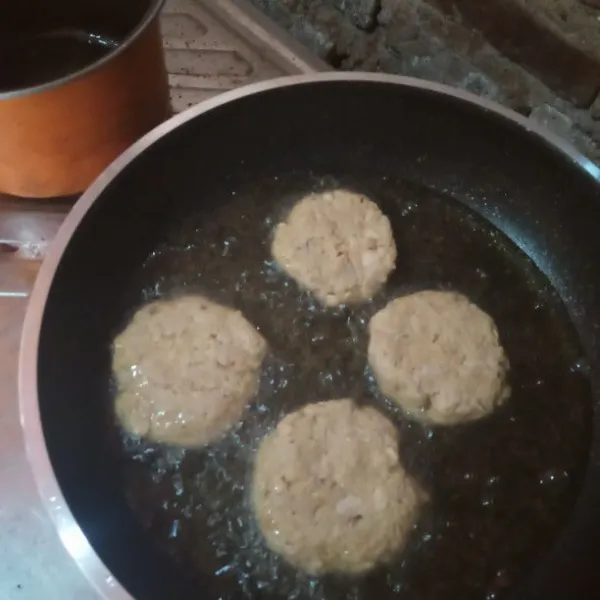 Olesi pan dengan minyak goreng panggang steak dengan api keci