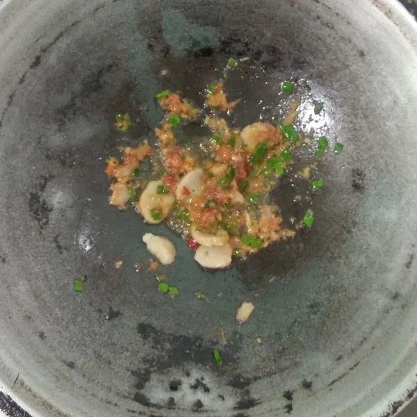 Masukkan bakso, aduk rata
