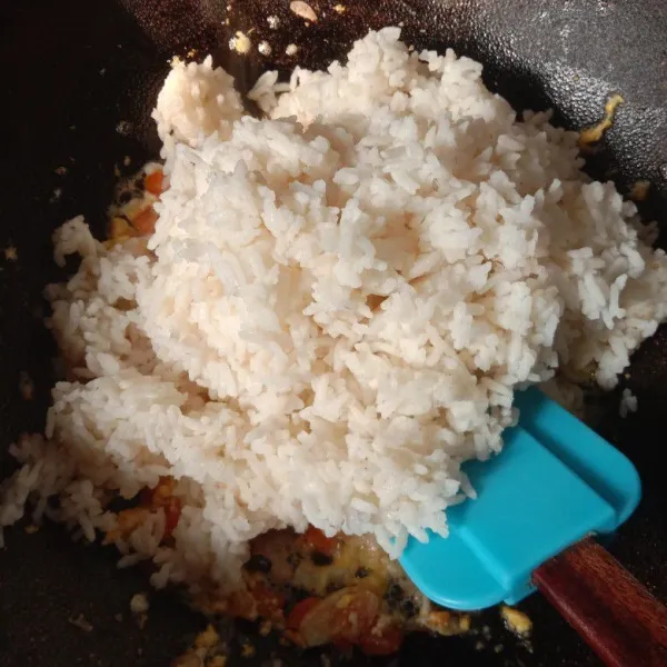 Masukkan nasi. aduk sampai rata