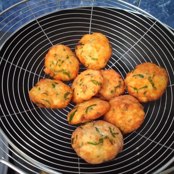 Kemudian goreng dengan api cenderung kecil sampai berwarna cokelat keemasan dan matang. Angkat dan sajikan
