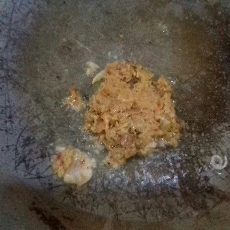 Panaskan minyak,  tumis bumbu halus hingga wangi