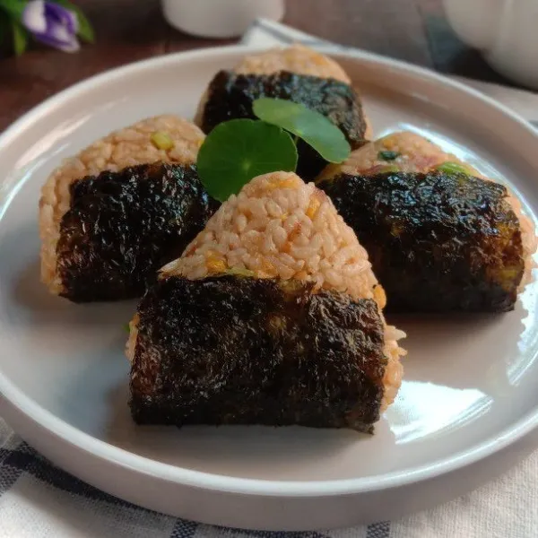 Bungkus dengan nori. Siap disajikan