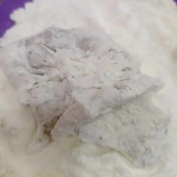 Tekan sambil dicubit-cubit agar tepung menempel sempurna