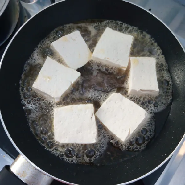 Potong tahu. Kemudian goreng