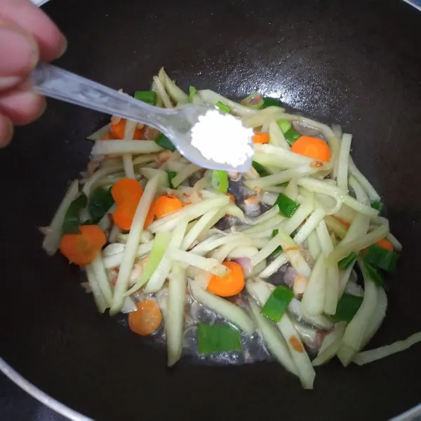 Beri garam, gula, kaldu jamur. Tes rasa. Setelah bumbu meresap dan matang, angkat dan sajikan