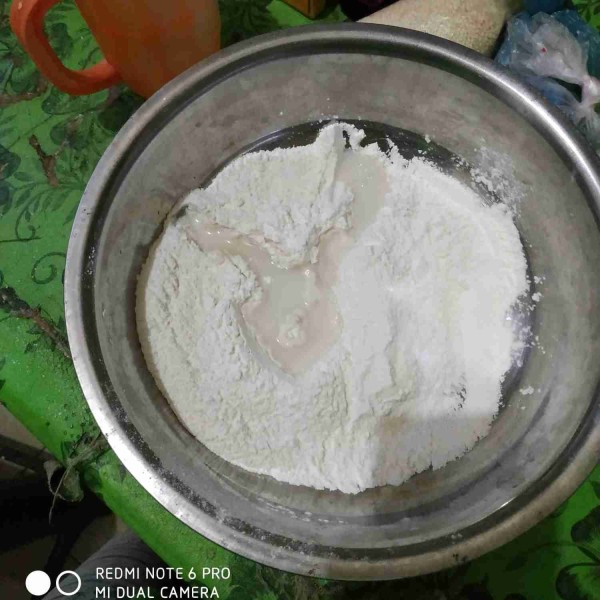 Campurkan tepung ketan, terigu, gula, dan garam ke dalam baskom, kemudian tambahkan air hangat sedikit demi sedikit sambil diuleni