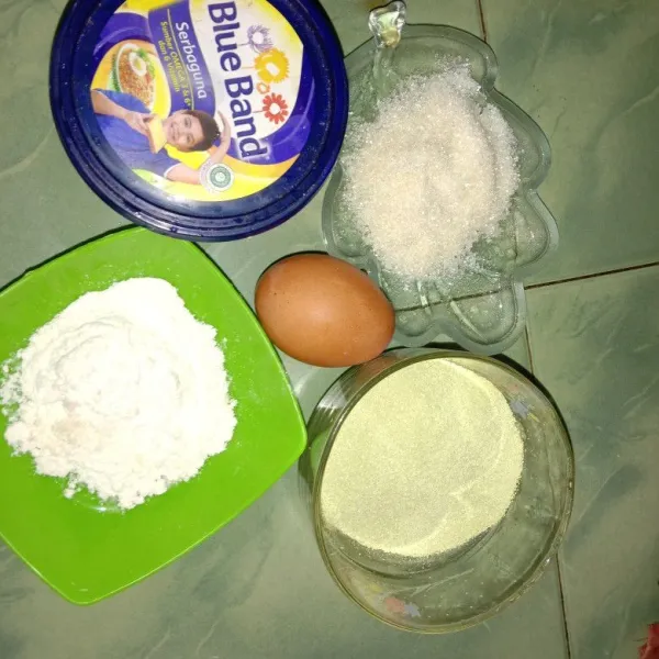 Siapkan semua bahan. cairkan margarin dan cairkan bubuk matcha.