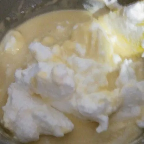 Setelah itu campurkan adonan kuning telur dengan putih telur, aduk sampai rata.