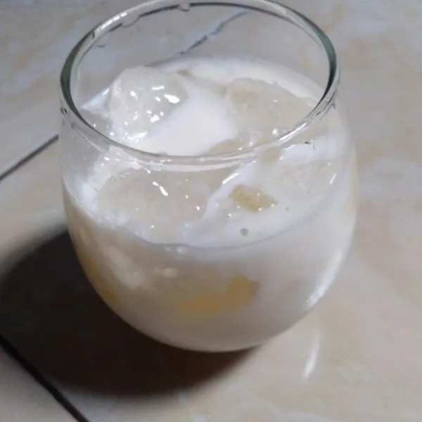 Lalu tuang susu.