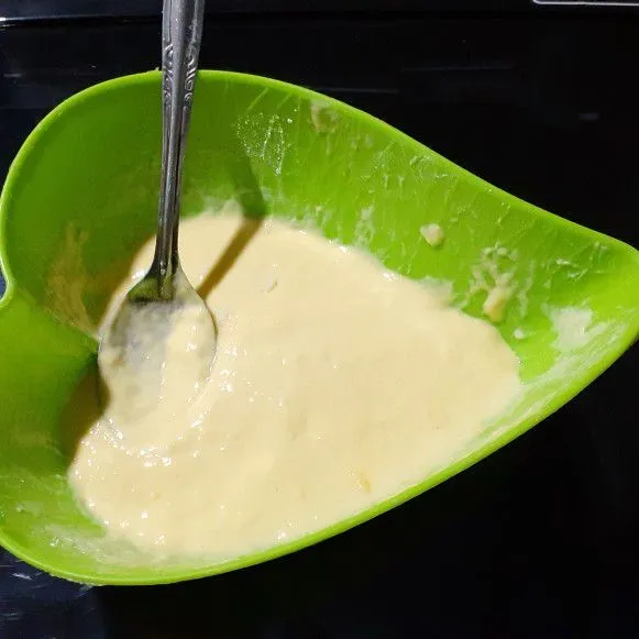 Tambahkan air dan susu kental manis sedikit, aduk hingga mengental. Jika ingin lebih manis tambahkan vanili.