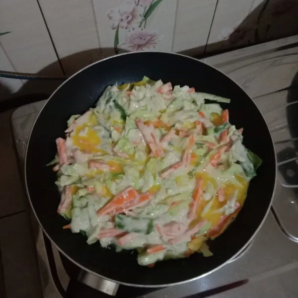 Panaskan teflon dengan minyak, tuang adonan lalu tuang setengah telur di atas adonan, setelah bagian bawah matang lalu balik tuang sisa telur di atasnya, balik lagi. Angkat setelah matang