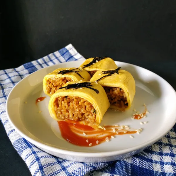 Lalu potong sesuai keinginan, sajikan dengan sambal dan kerupuk