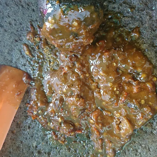 Haluskan sambal, koreksi rasa. Sisihkan.