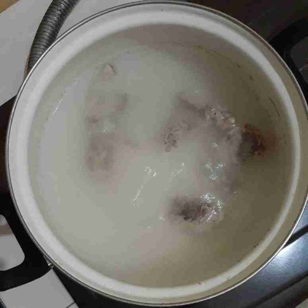 Tambahkan air lagi dalam panci, rebus kembi balungan ayamnya. Biarkan sampai mendidih.