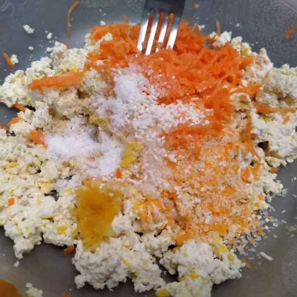 Dalam wadah campurkan tahu halus, tepung panir, wortel, garam, bawang putih, merica, gula, kaldu jamur. Aduk rata