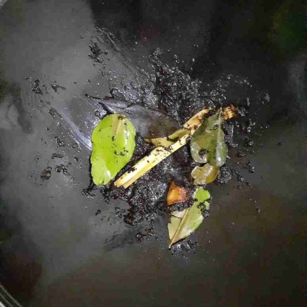 Tambahkan serai geprek, lengkuas geprek, daun salam dan daun jeruk. Tumis bumbu sampai berubah warna.