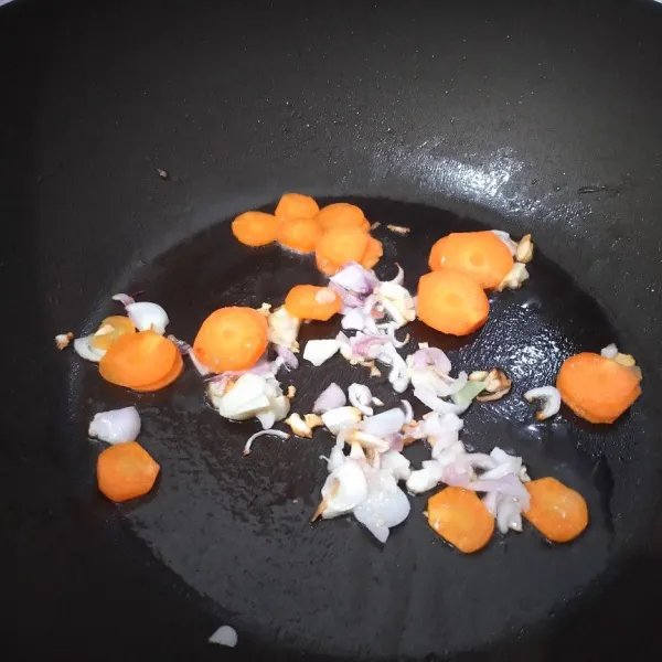 Kemudian masukkan wortel. Aduk