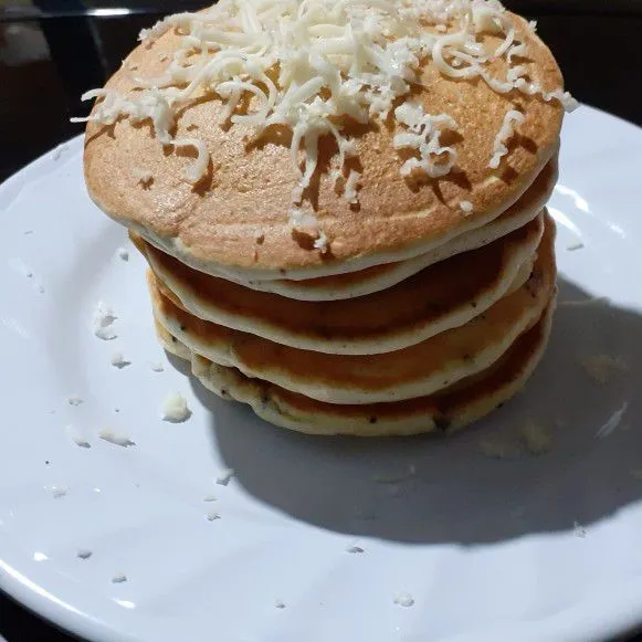 Letakan pancake yang sudah matang di piring, tambahkan madu atau sisa dari susu kental manis.