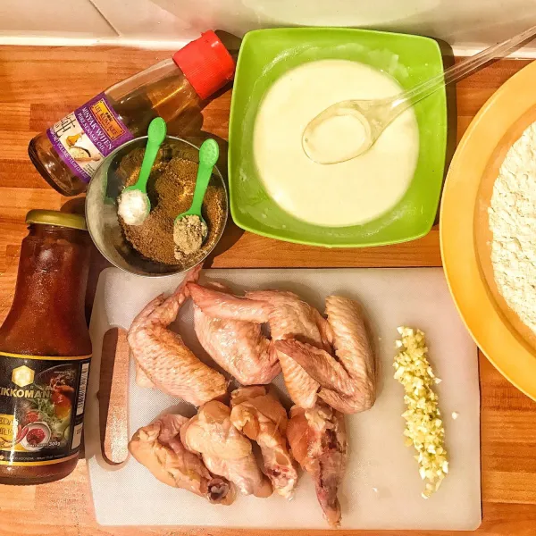 Balur ayam dengan tepung kering, lalu celup ke telur, lalu balur tepung lagi hingga rata. Goreng ayam sampai matang berwarna cokelat keemasan. Sisihkan.