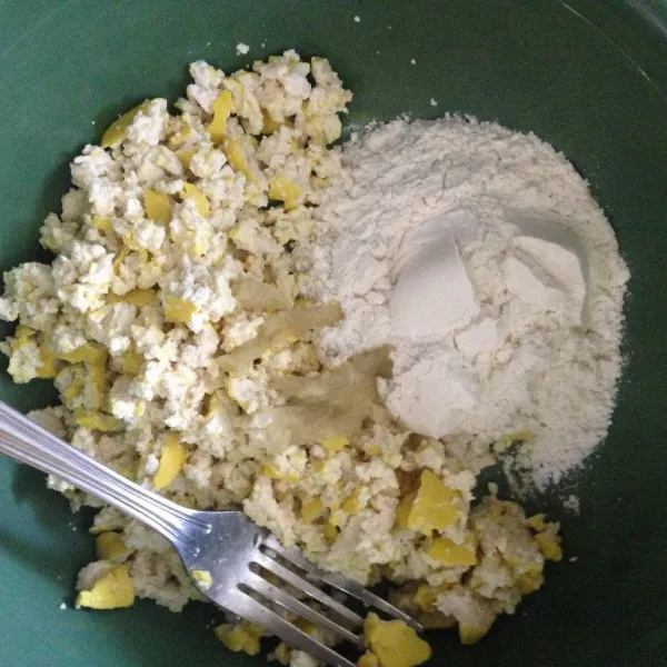 Tambahkan tepung terigu, maizena, bawang putih yang sudah dihaluskan dan bumbu penyedap.